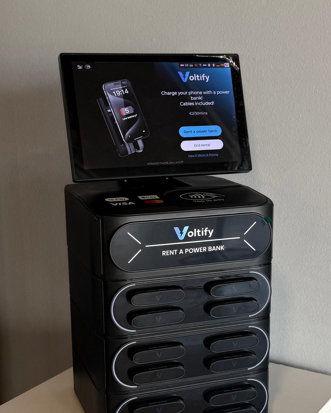 Estación de alquiler de power banks Voltify con pantalla táctil y 12 baterías